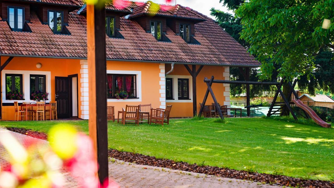 Wellness Penzion-Restaurace U Pstrosa Vsemyslice Екстер'єр фото